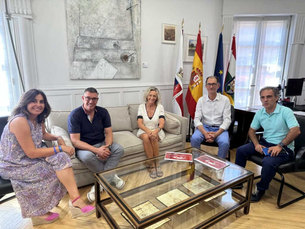 La alcaldesa, Mónica Arceiz, ha mantenido un encuentro con los ...